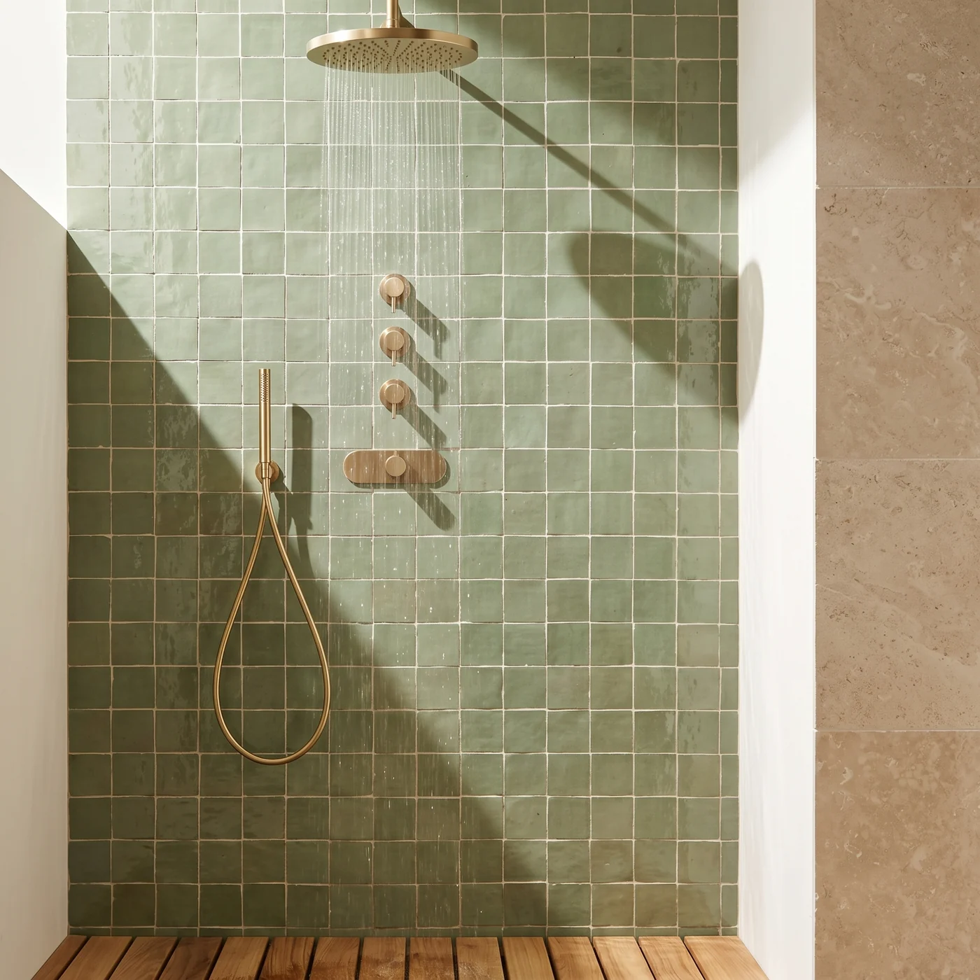 Douche à l’italienne en zellige vert sauge avec pommeau et colonne en laiton brossé